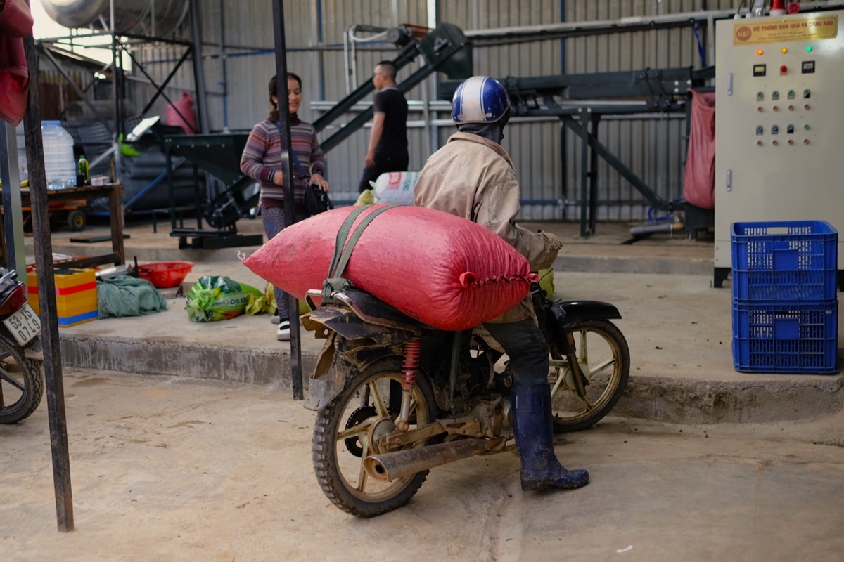 07 převoz pytle kávy na motorce